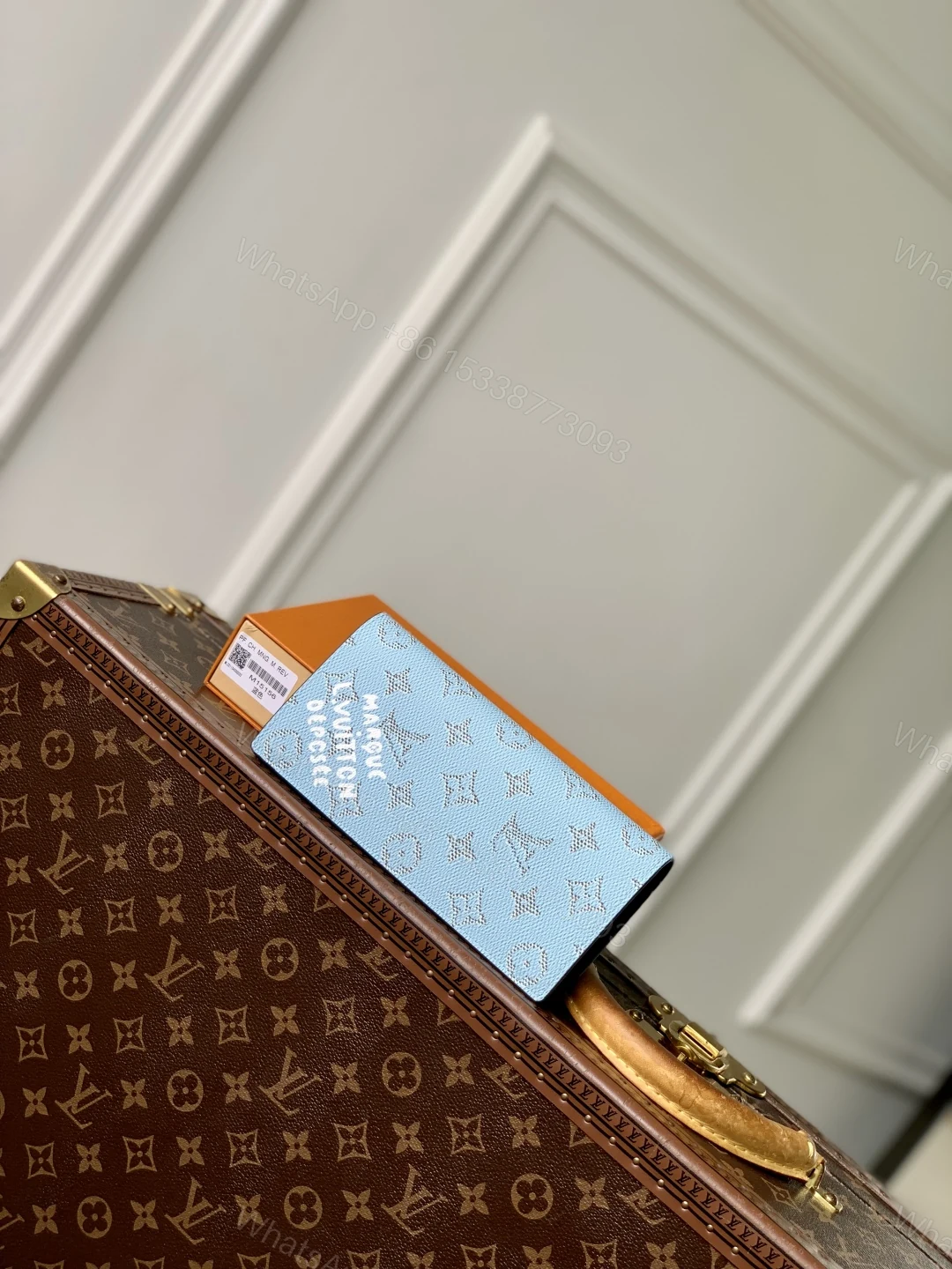 LV 原單M15156藍色短夾 清爽撞色展現個性魅力 — view 1