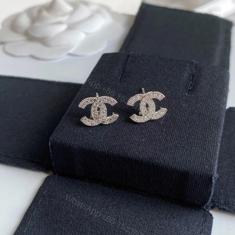 Chanel A貨 女款滿鑽雙C耳釘 閃耀奢華設計 — view 1