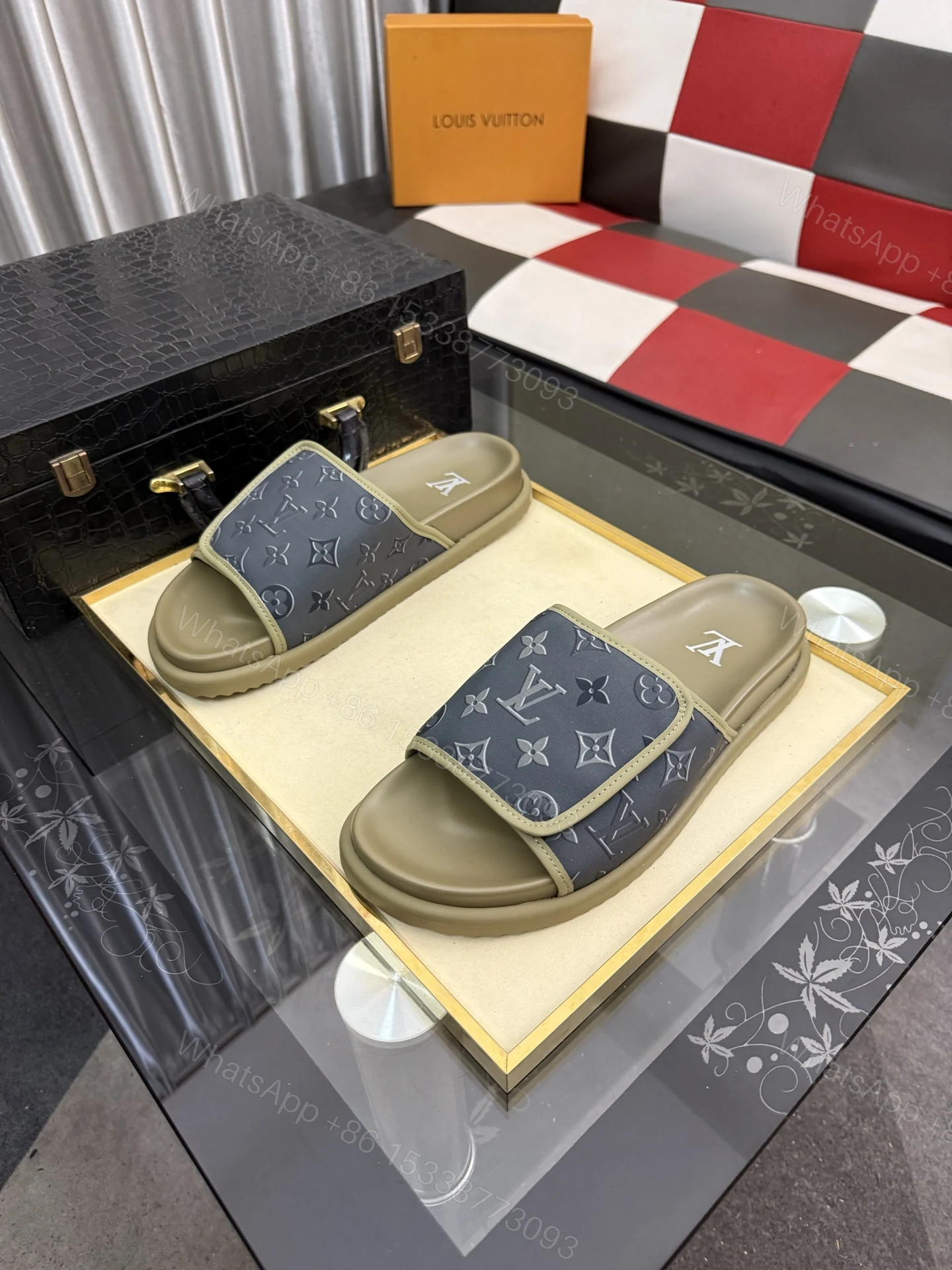 LV 原單 男款 Monogram拖鞋 軍綠灰配色 潮流舒適款 — view 1
