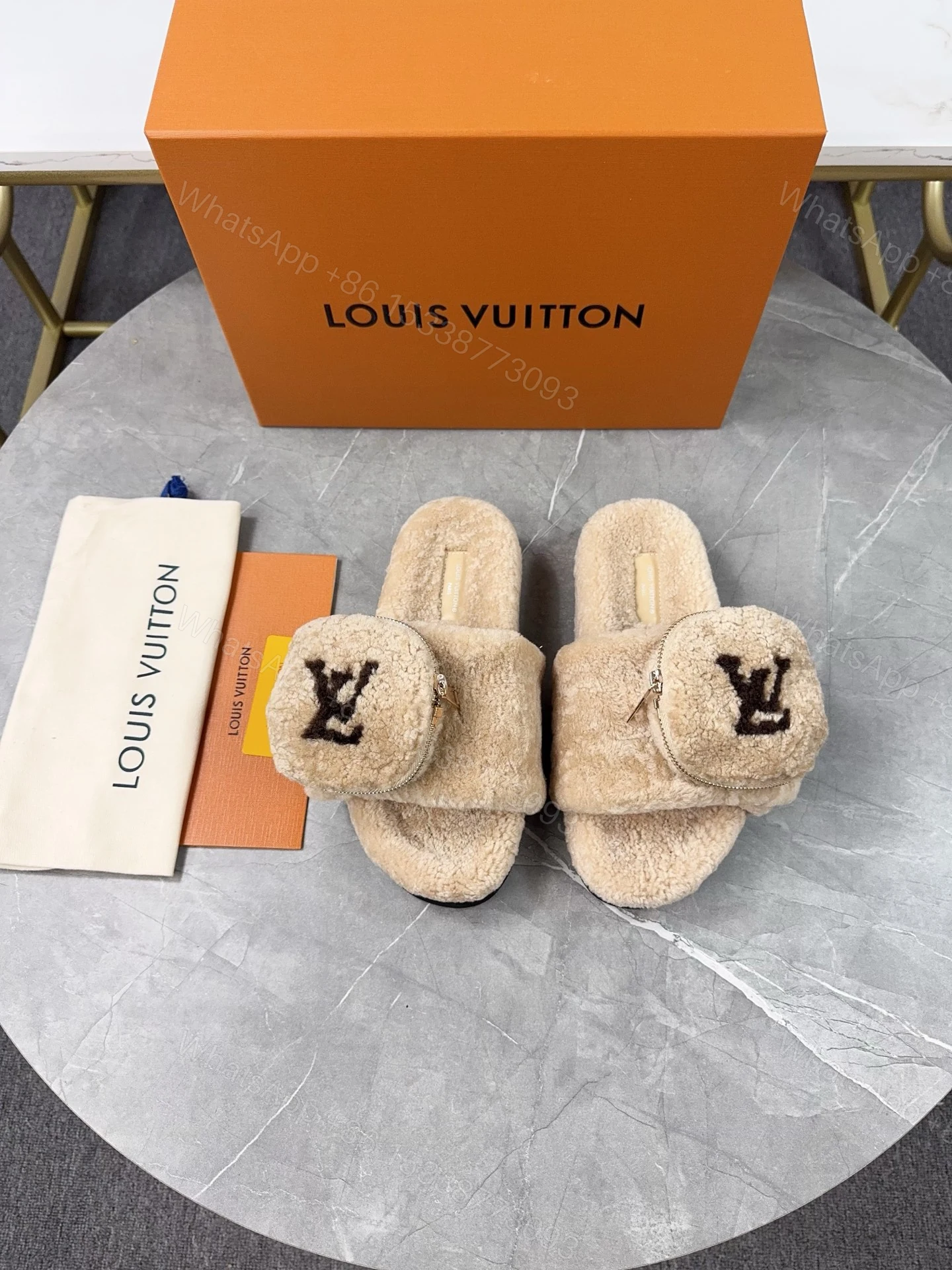 LV 一比一毛絨拖鞋 奶油色小口袋設計休閒款 — view 1