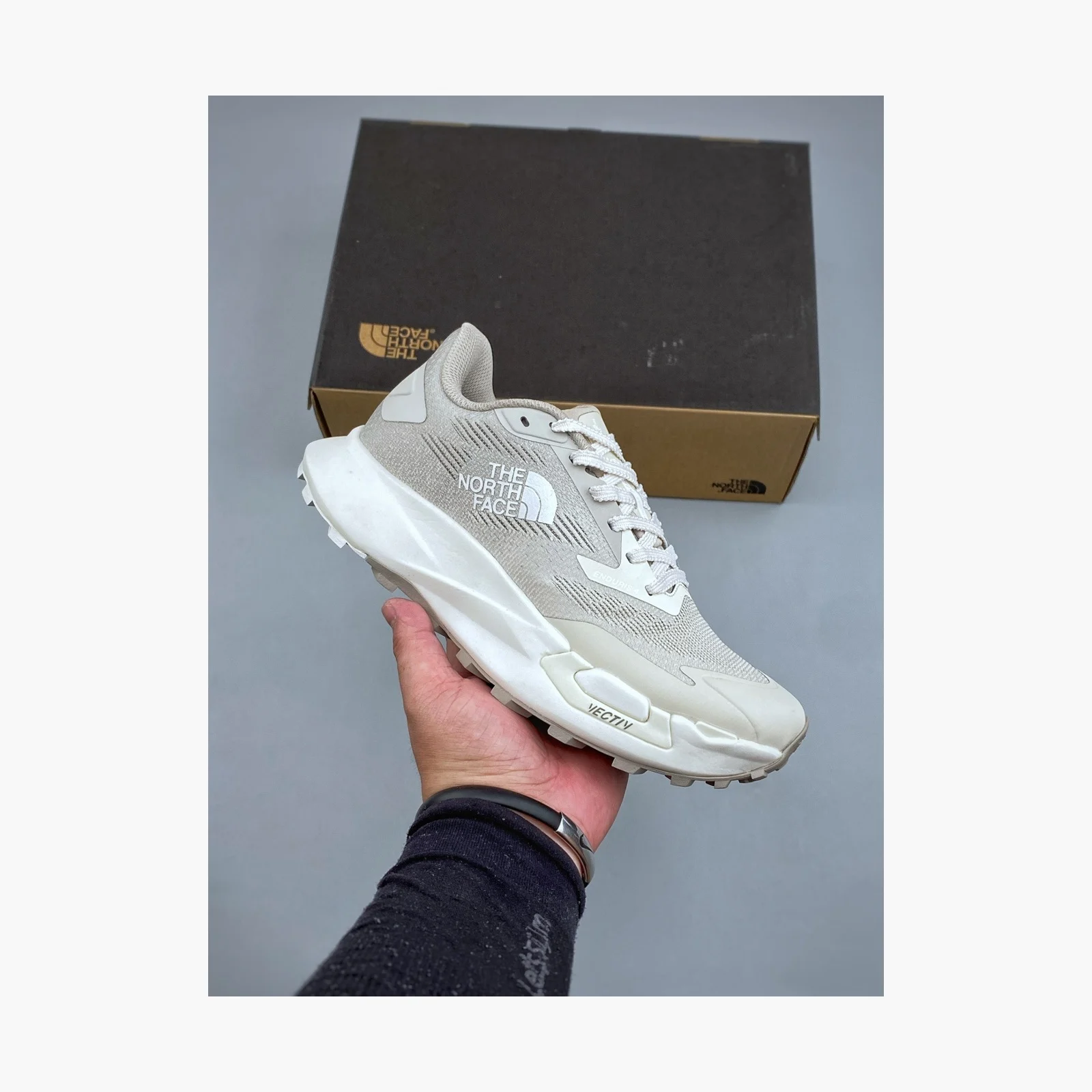 The North Face Men’s VECTIV Enduris 4 Anthracite Grey/Timeless Taupe · NF0A8AEP-67U