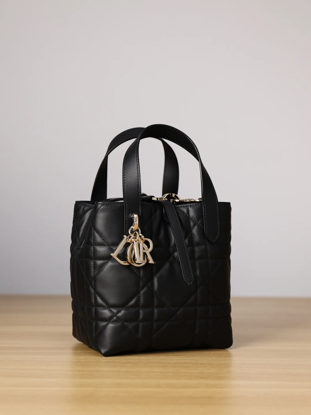 Small Dior Toujours Vertical Tote Bag Black Macrocannage · M2835OSNW_M900
