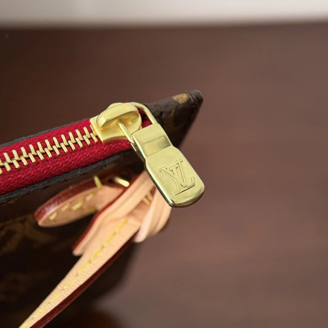 Louis Vuitton Neverfull MM Monogram Monogram / Cerise Red · M46987