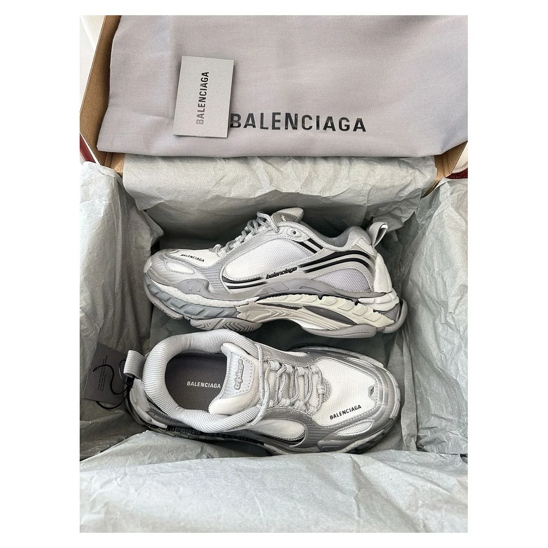 Balenciaga Triple S.2 Gradient Sneaker Grey · 865849WTR2G1800