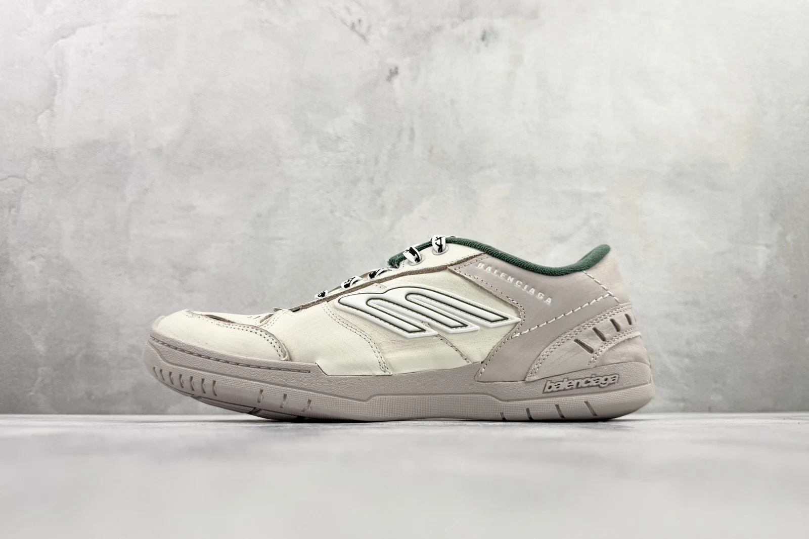 Balenciaga Hamptons Medium Worn-Out Sneaker Beige / Green · 841765WCURS9930