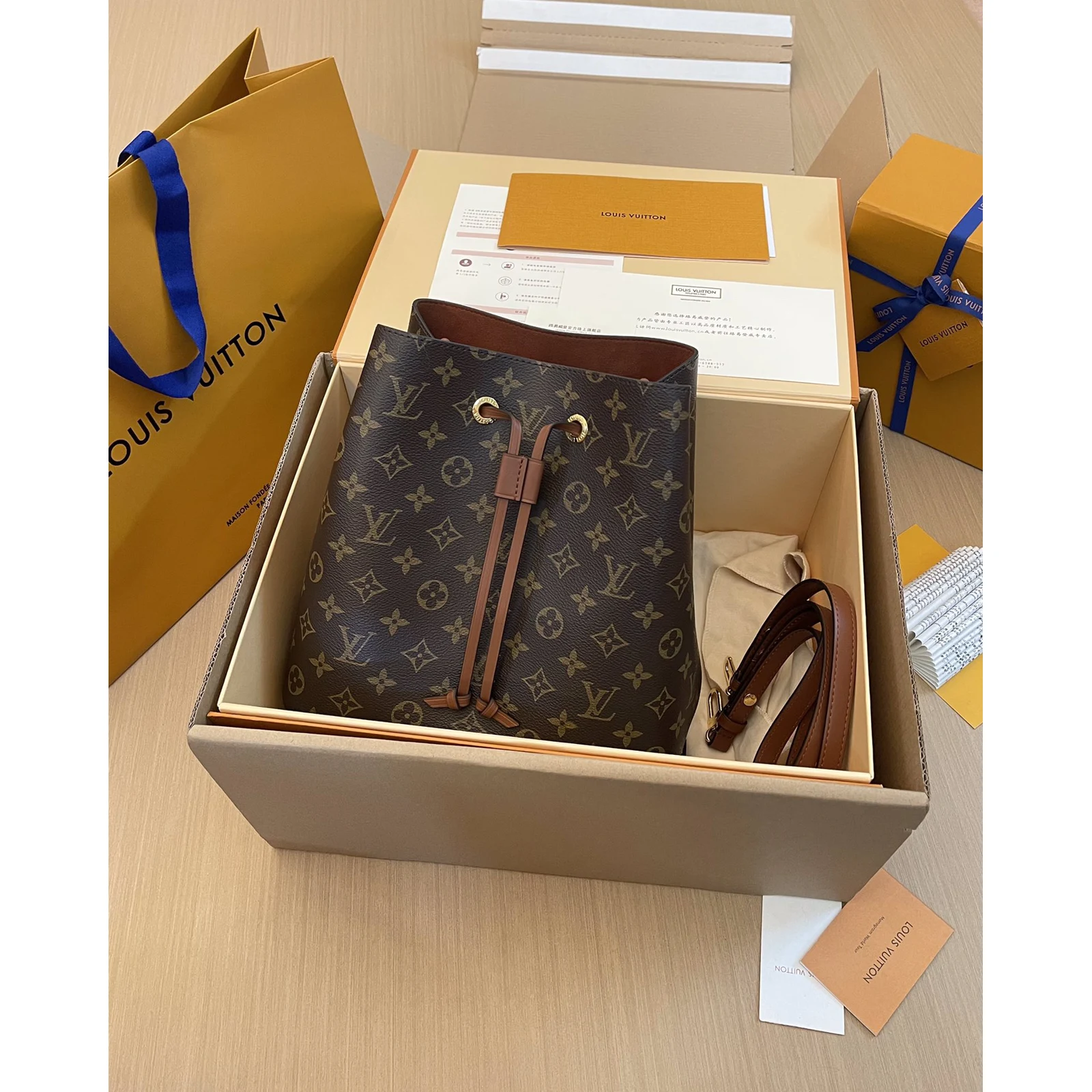 Louis Vuitton NéoNoé MM Monogram Monogram · Caramel Brown · M44887