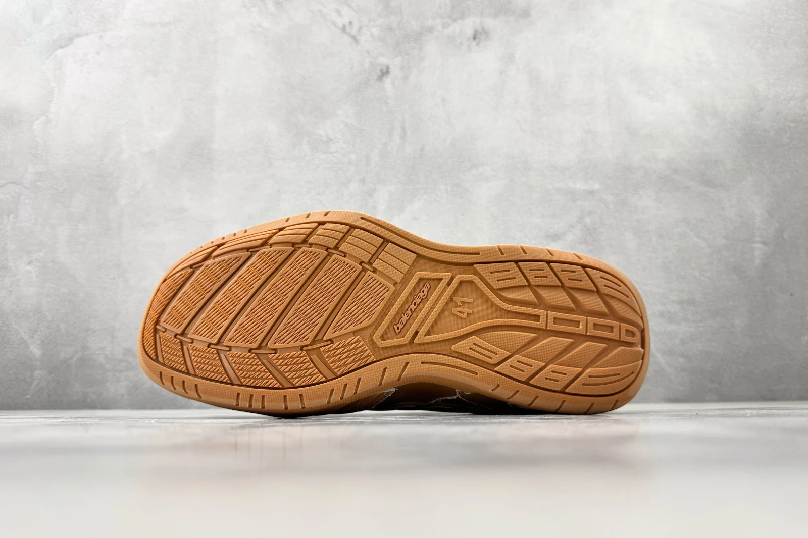 Balenciaga Hamptons Medium Worn-Out Sneaker Camel · 841765WCURS2200