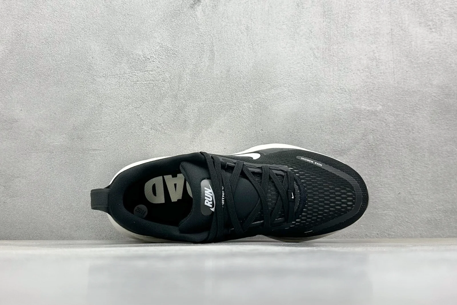 Nike Vomero 18 Men · Black / Coconut Milk / Light Iron Ore / Summit White · HM6803-007