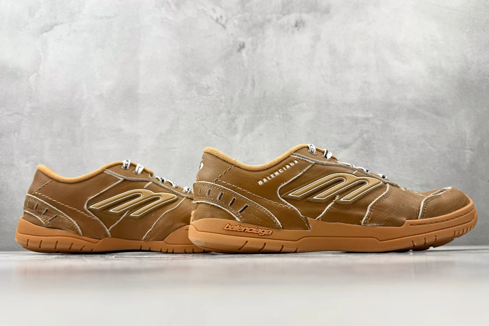 Balenciaga Hamptons Medium Worn-Out Sneaker Camel · 841765WCURS2200