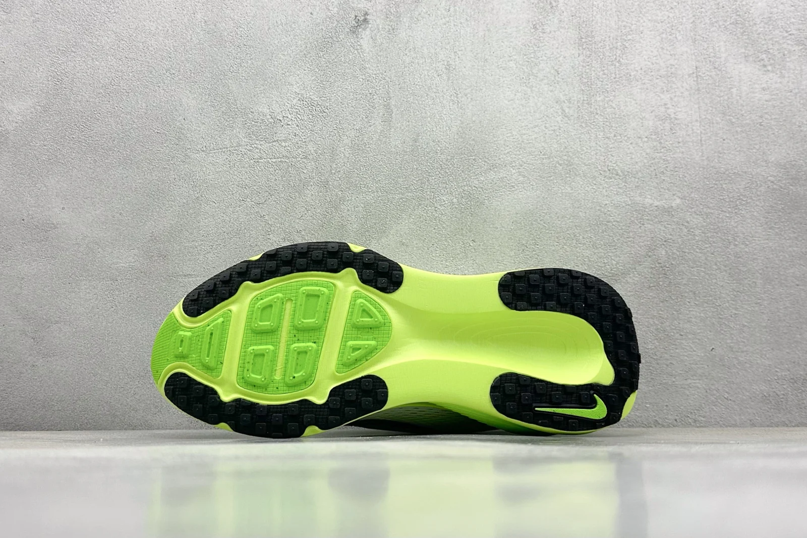 Nike Vomero 18 Women · White / Electric Green / Volt / Black · HM6804-102
