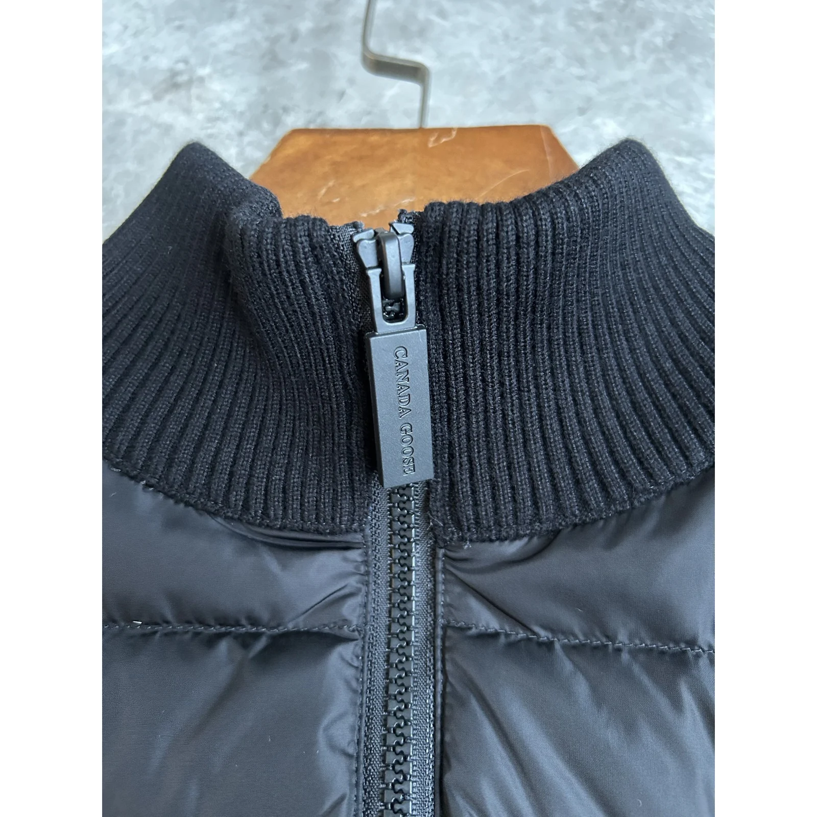 Canada Goose Men's HyBridge Knit Jacket Black / Classic Disc · 6830M-9061