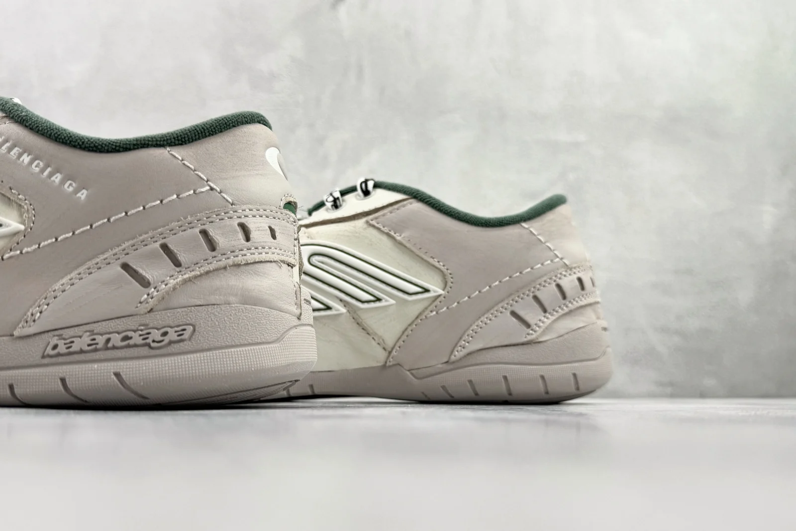 Balenciaga Hamptons Medium Worn-Out Sneaker Beige / Green · 841765WCURS9930