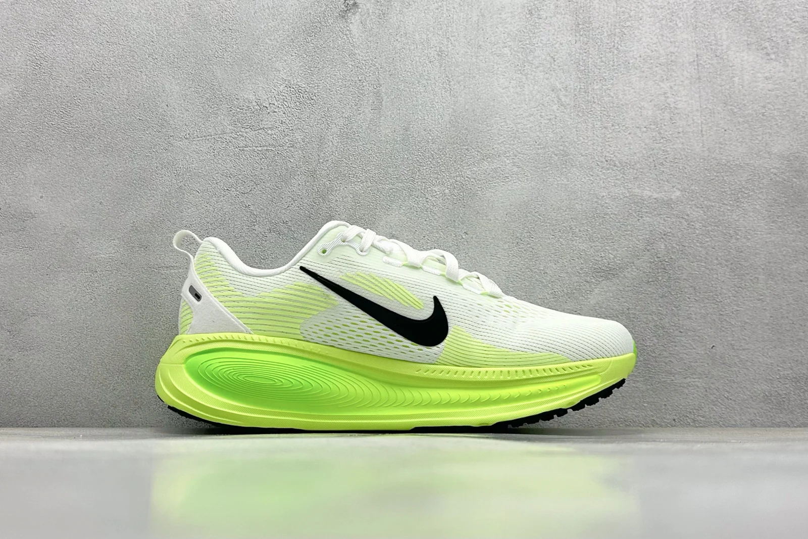 Nike Vomero 18 Women · White / Electric Green / Volt / Black · HM6804-102