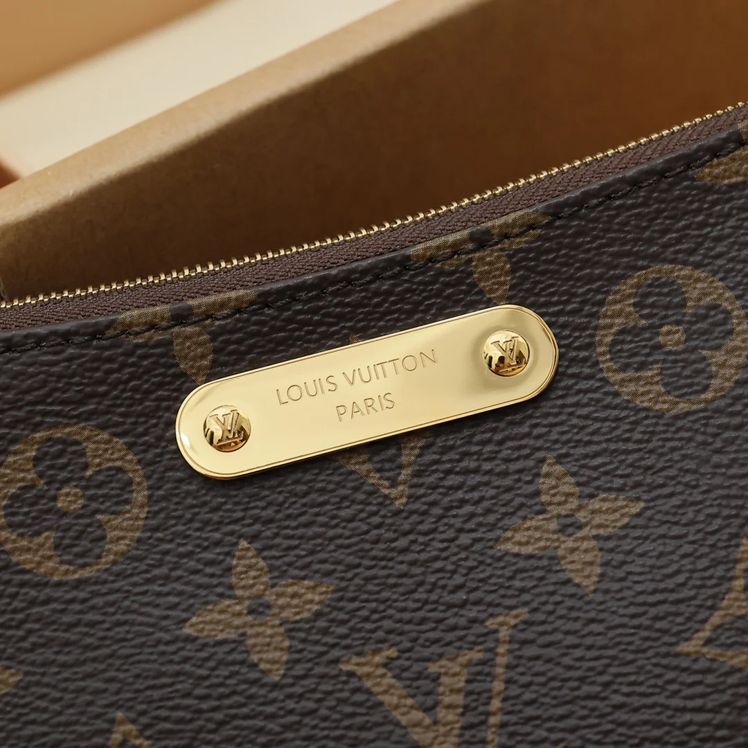 Louis Vuitton Pochette Liv Monogram Monogram · M83008