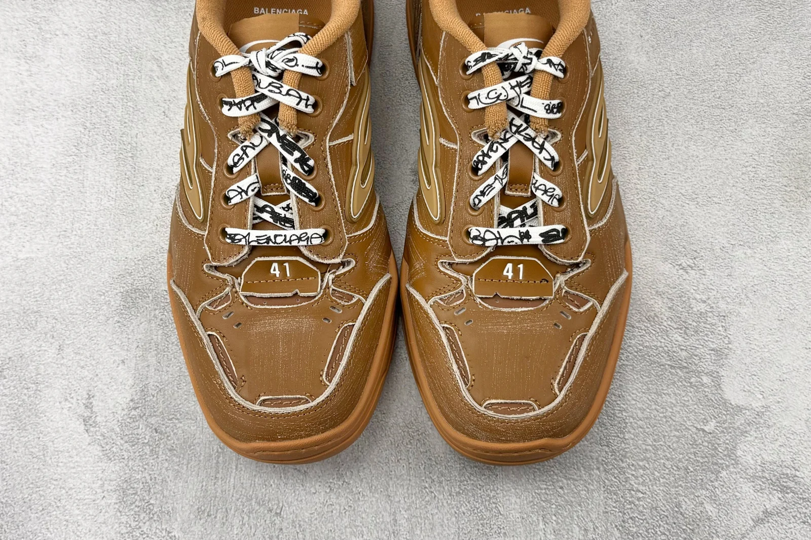 Balenciaga Hamptons Medium Worn-Out Sneaker Camel · 841765WCURS2200