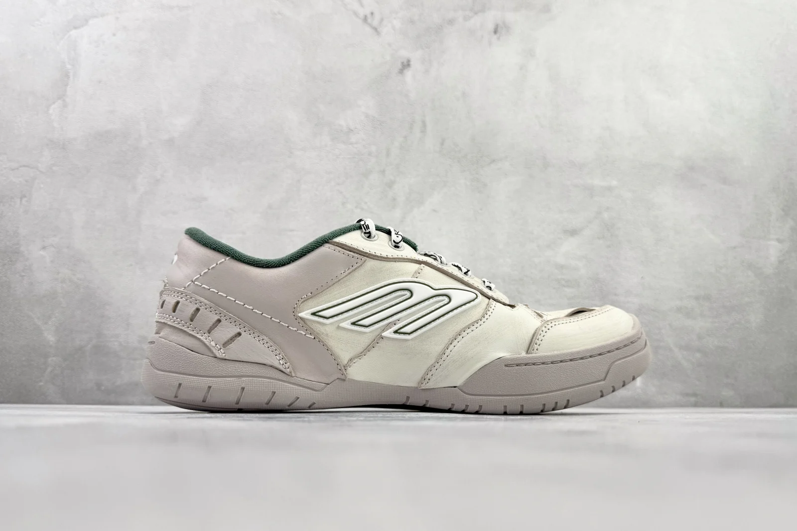 Balenciaga Hamptons Medium Worn-Out Sneaker Beige / Green · 841765WCURS9930