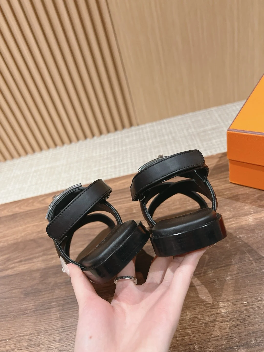 Hermès Ines Sandal Noir