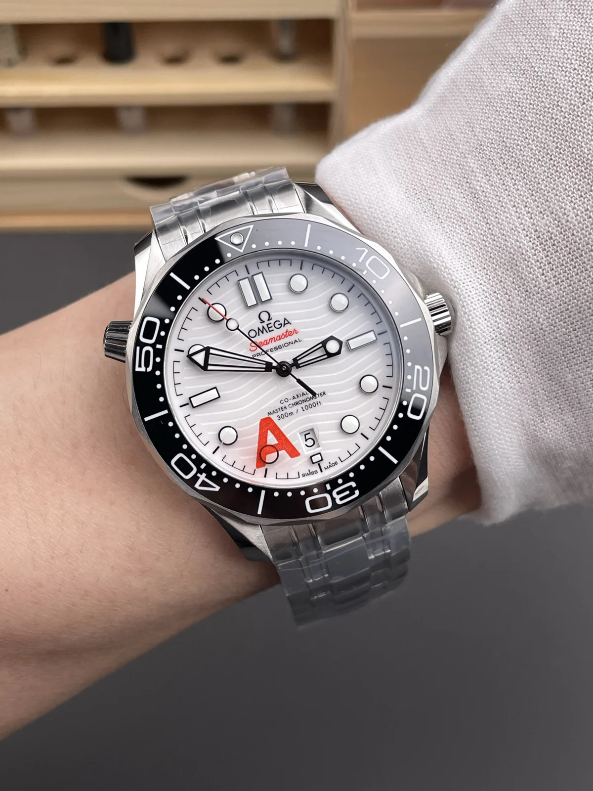Omega Seamaster Diver 300M 42 mm White Dial Steel Bracelet White dial / steel bracelet · 210.30.42.20.04.001