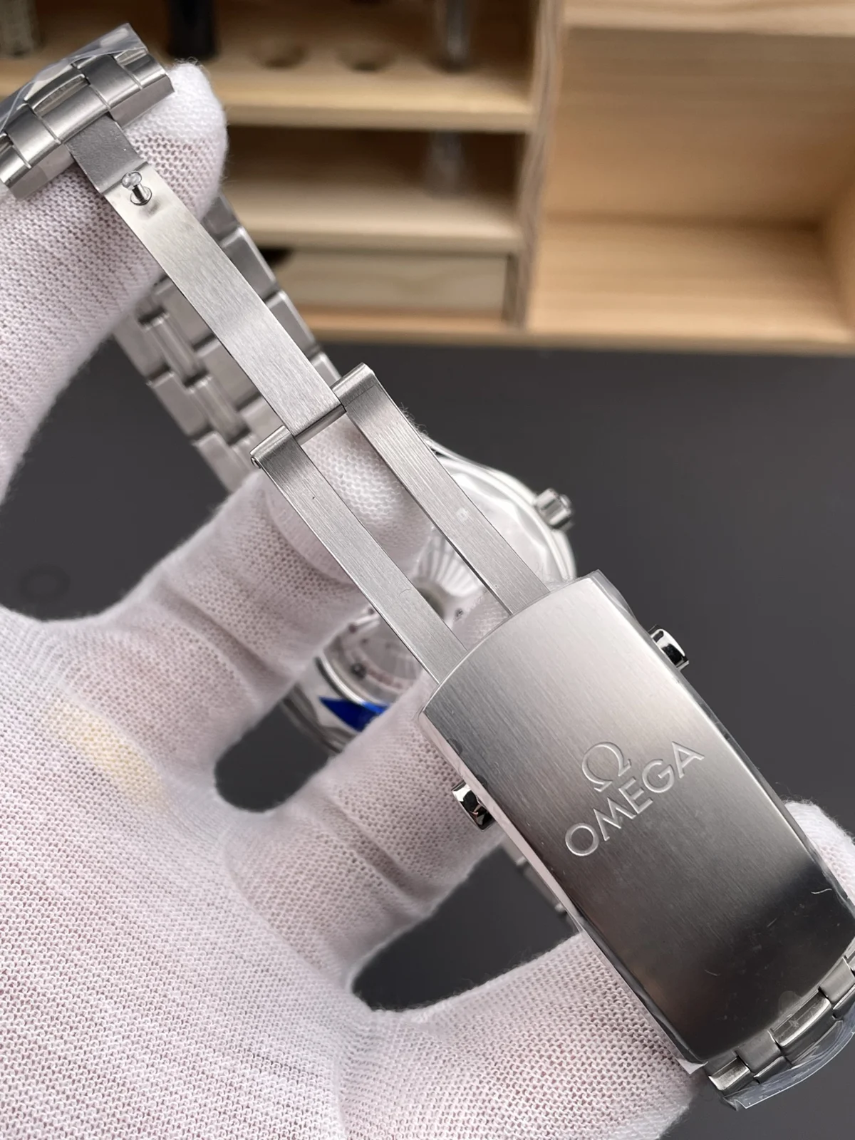 Omega Seamaster Diver 300M 42 mm White Dial Steel Bracelet White dial / steel bracelet · 210.30.42.20.04.001