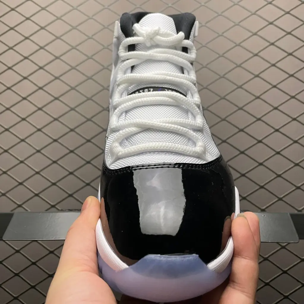 Air Jordan 11 Concord