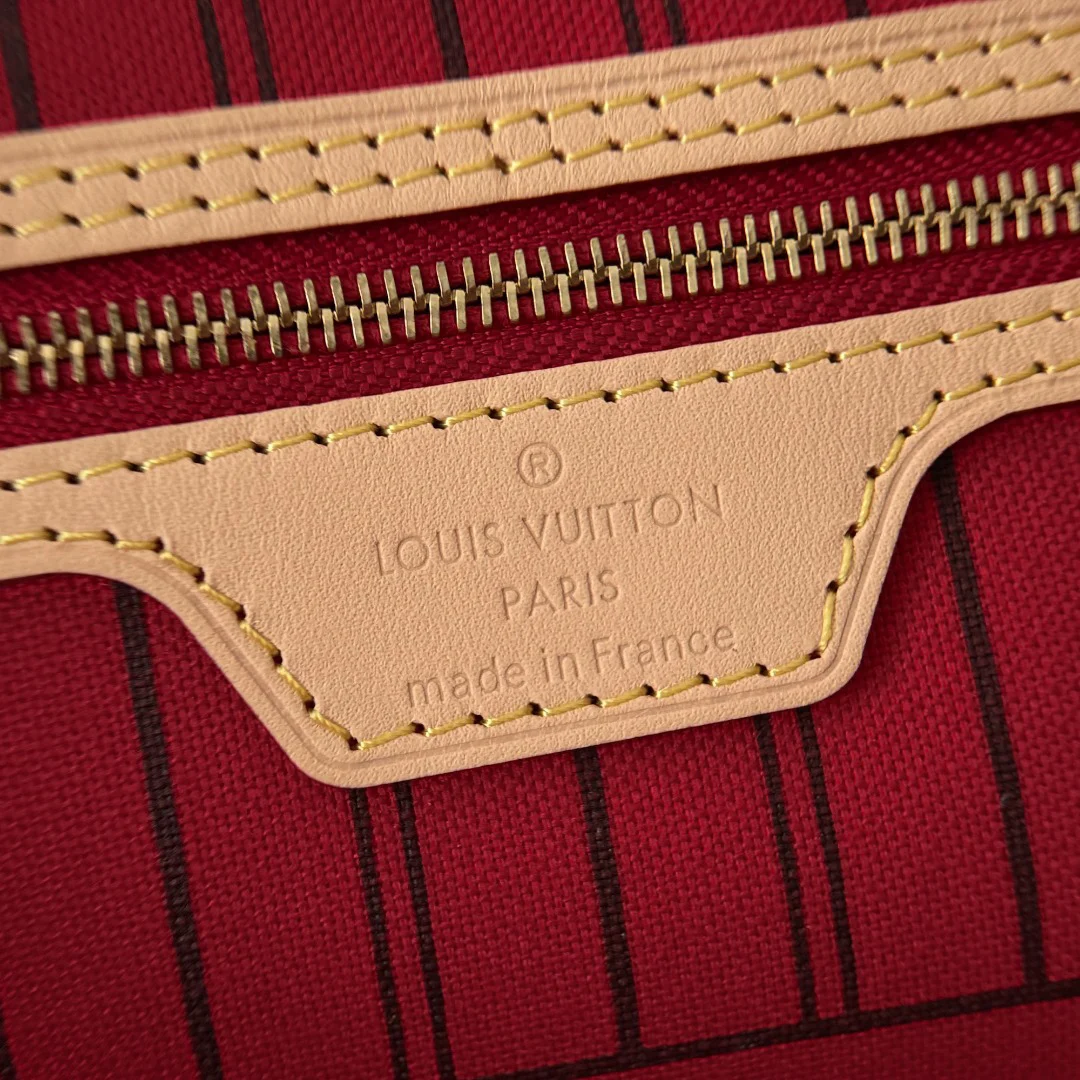 Louis Vuitton Neverfull MM Monogram Monogram / Cerise Red · M46987
