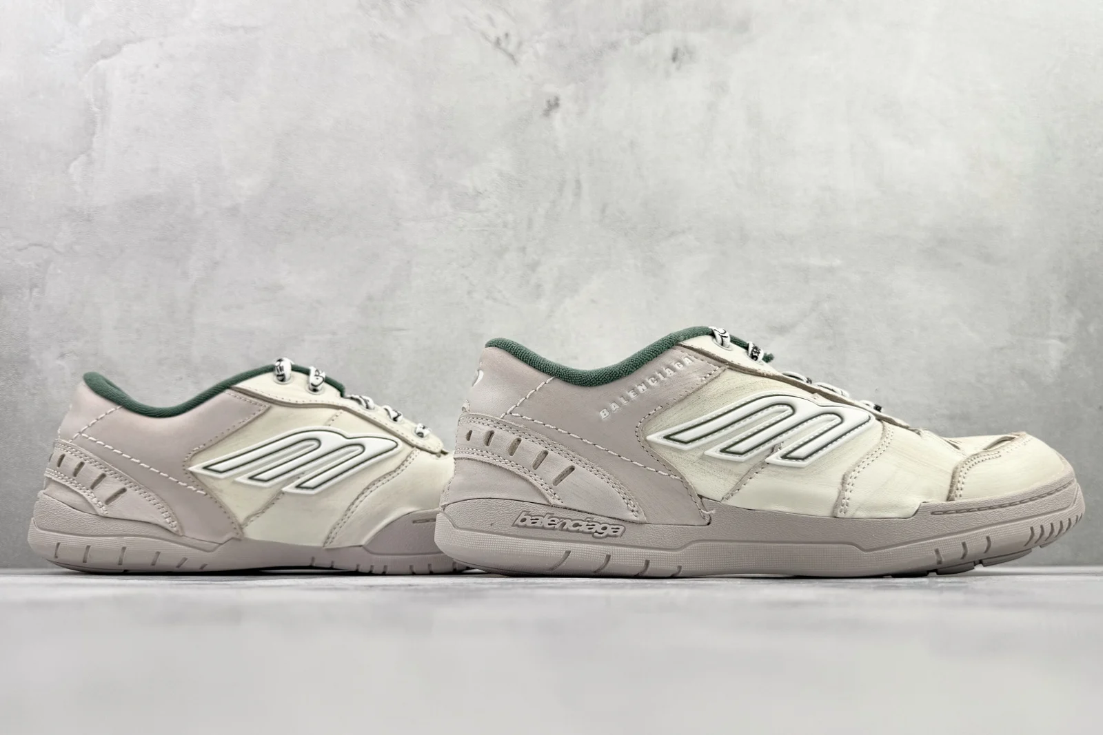 Balenciaga Hamptons Medium Worn-Out Sneaker Beige / Green · 841765WCURS9930