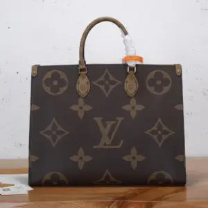 Louis Vuitton OnTheGo GM Monogram and Monogram Reverse Monogram / Monogram Reverse · M45320