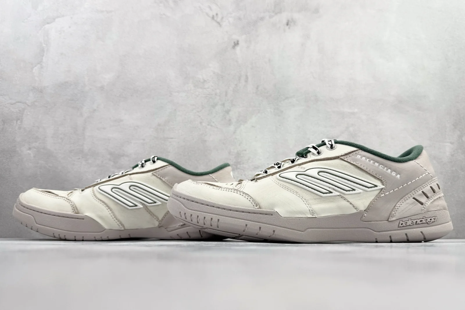 Balenciaga Hamptons Medium Worn-Out Sneaker Beige / Green · 841765WCURS9930