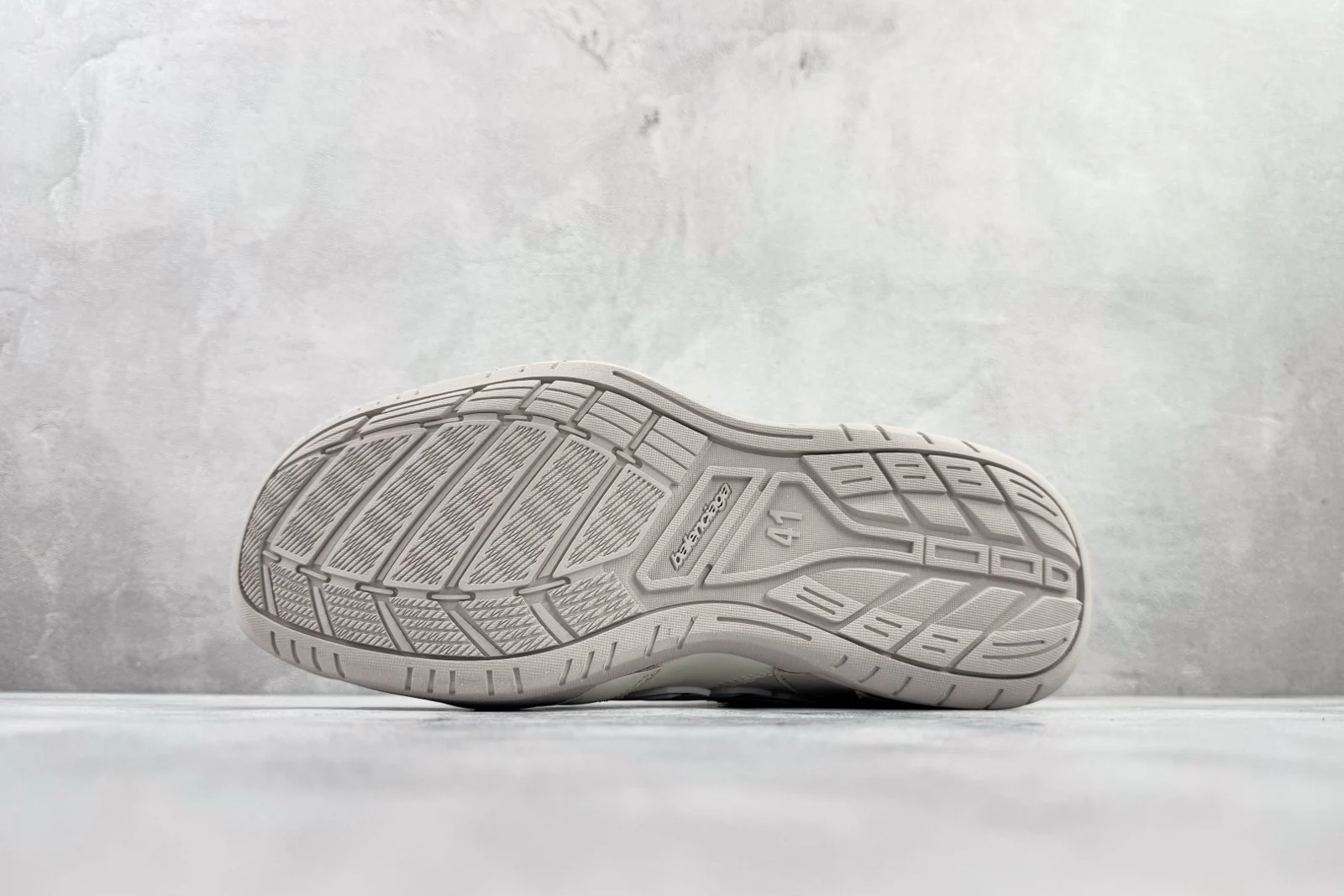 Balenciaga Hamptons Medium Worn-Out Sneaker Beige / Green · 841765WCURS9930