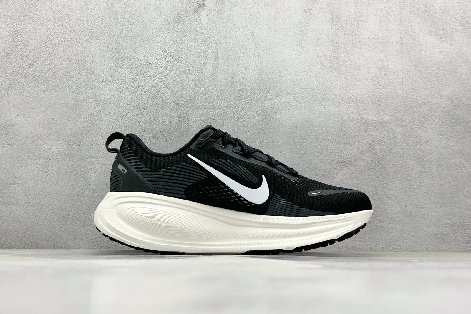 Nike Vomero 18 Men · Black / Coconut Milk / Light Iron Ore / Summit White · HM6803-007