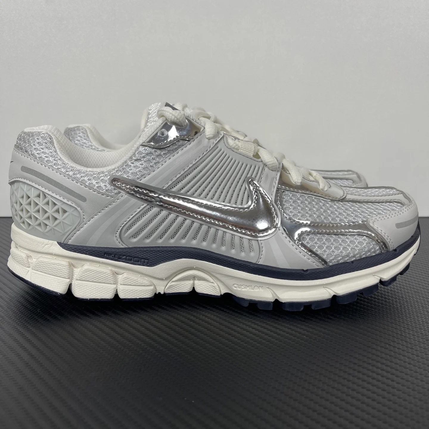 Nike Zoom Vomero 5 Photon Dust / Gridiron / Sail / Chrome · FD0884-025