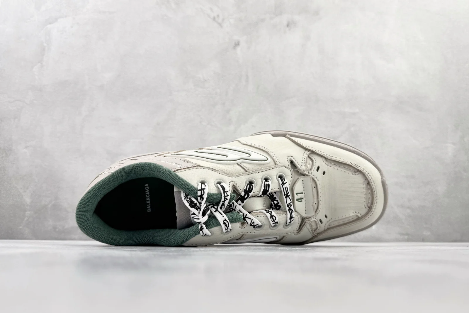 Balenciaga Hamptons Medium Worn-Out Sneaker Beige / Green · 841765WCURS9930