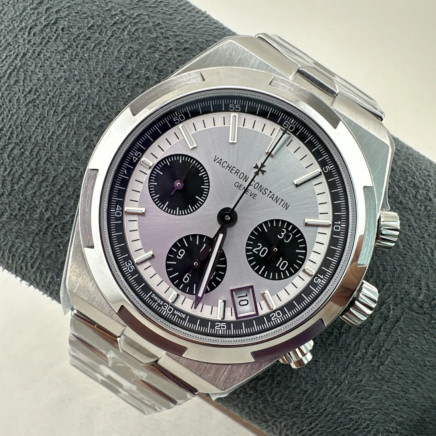 Vacheron Constantin Overseas Chronograph 5500V Watch Silver dial black counters steel bracelet · 5500V/110A-B686