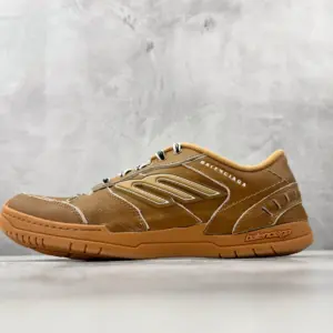 Balenciaga Hamptons Medium Worn-Out Sneaker Camel · 841765WCURS2200