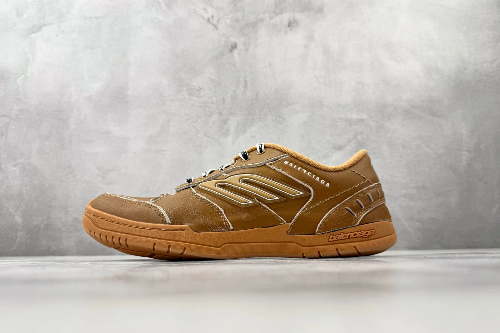 Balenciaga Hamptons Medium Worn-Out Sneaker Camel · 841765WCURS2200