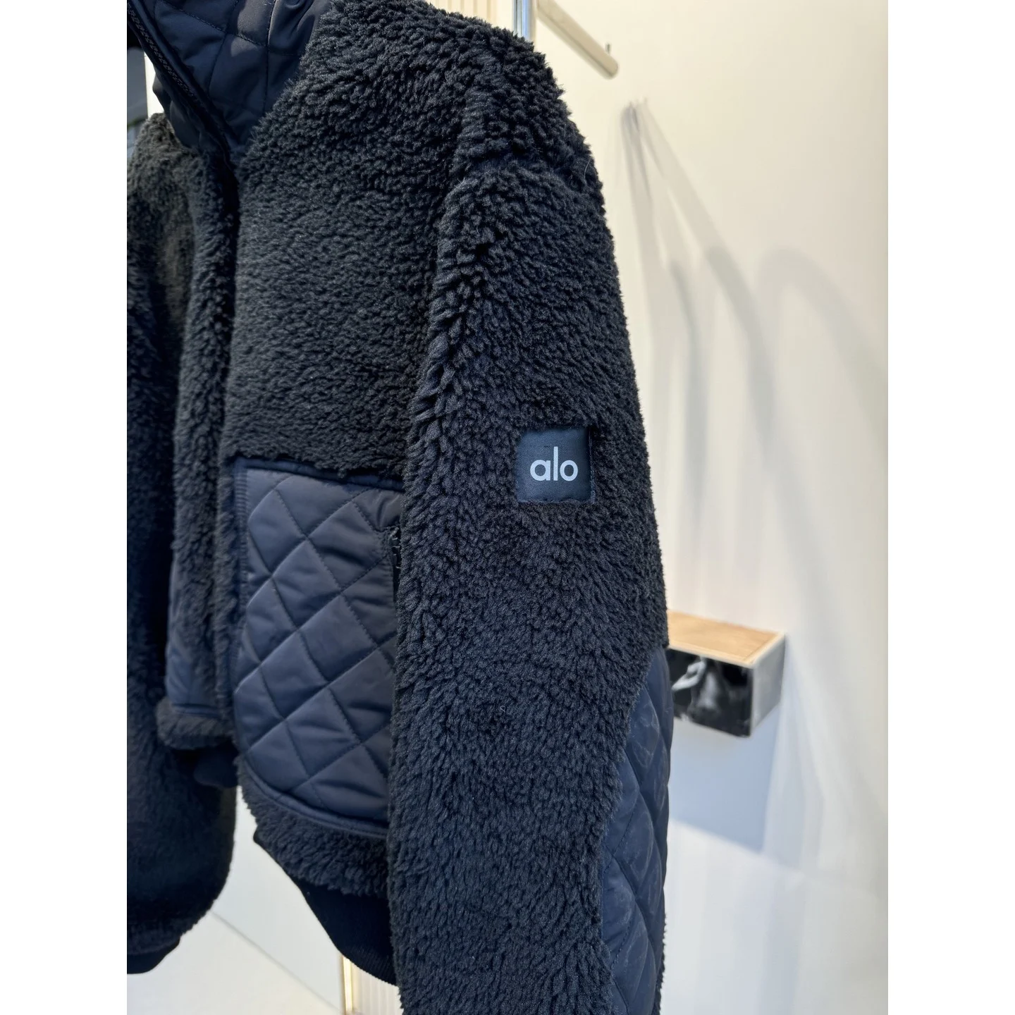 Alo Sherpa Edge Bomber Black · W4530R