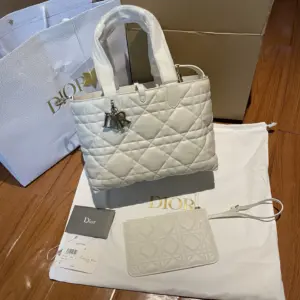 Medium Dior Toujours Bag Latte Macrocannage · M2821OSNW_M030