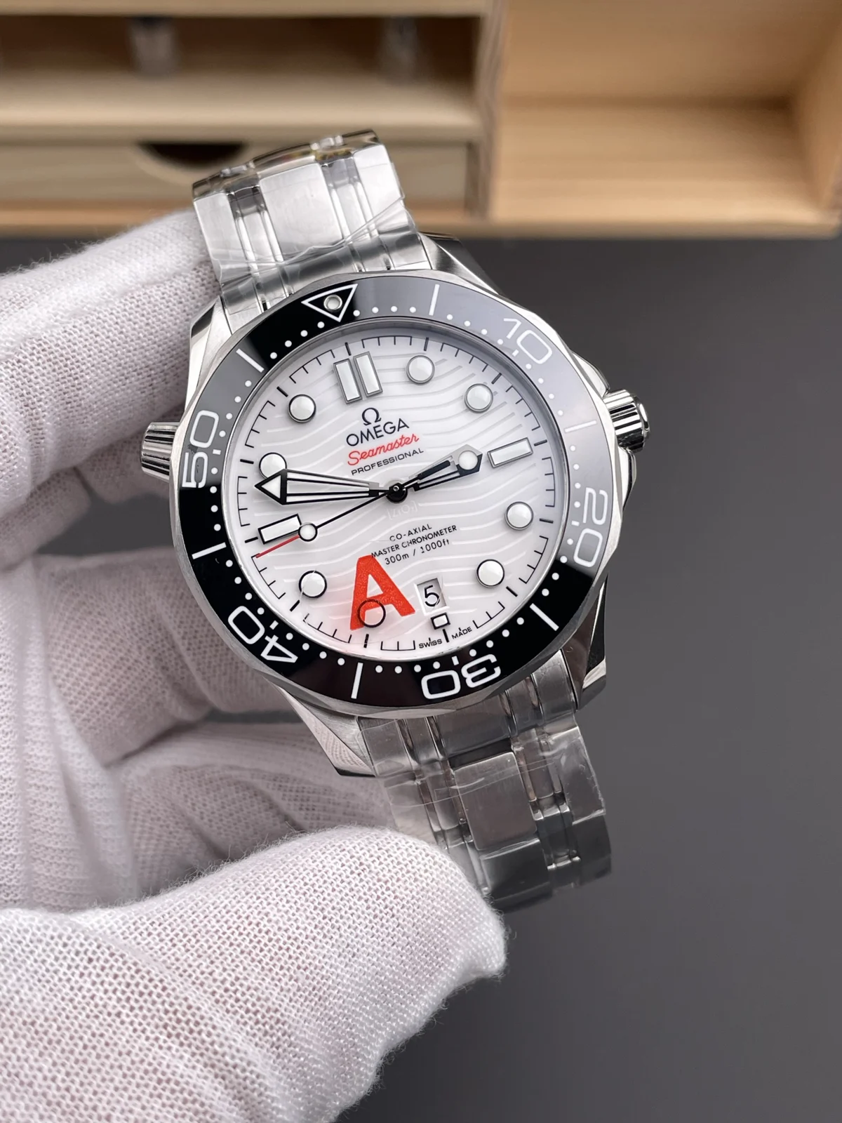 Omega Seamaster Diver 300M 42 mm White Dial Steel Bracelet White dial / steel bracelet · 210.30.42.20.04.001
