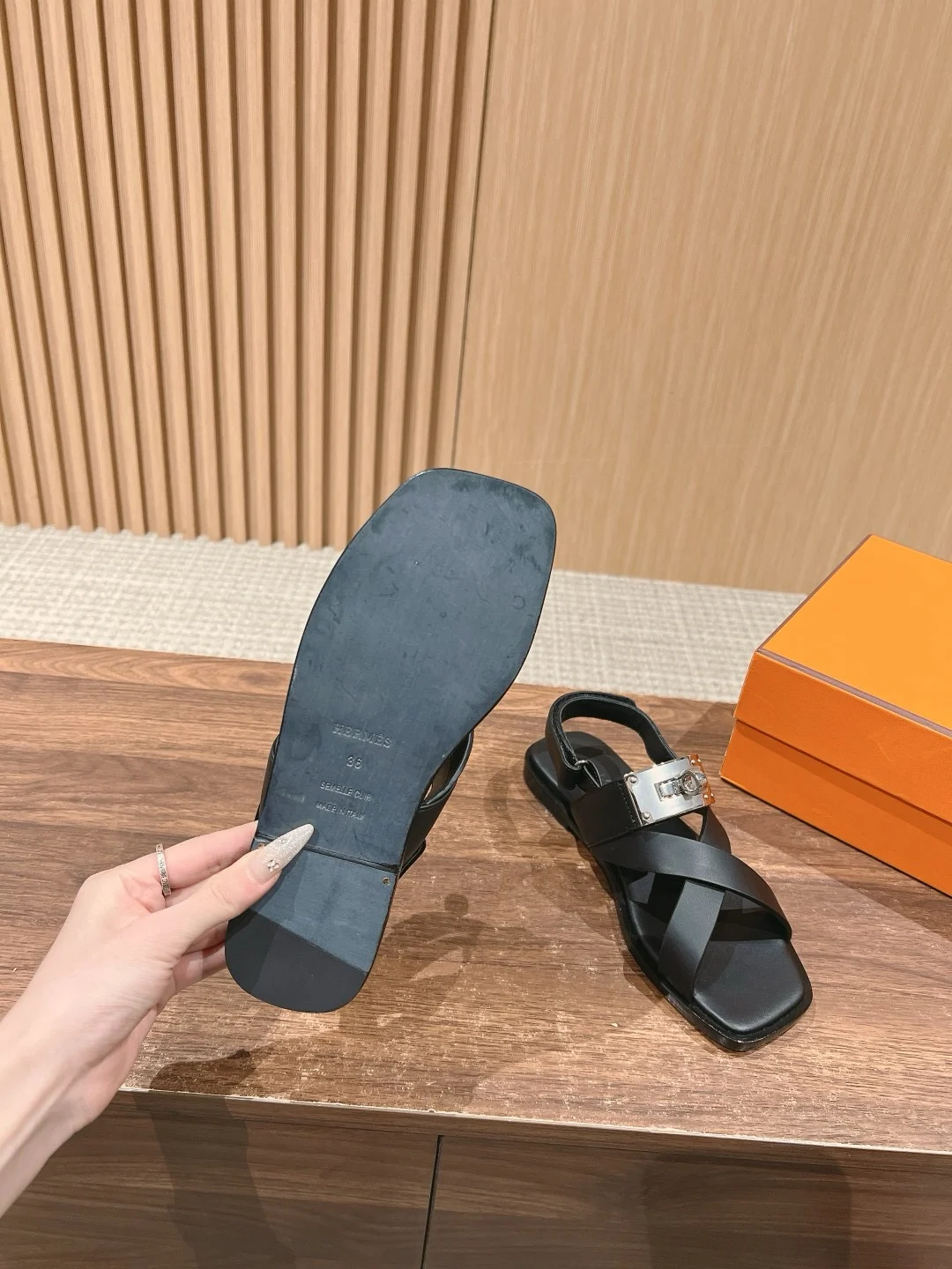 Hermès Ines Sandal Noir