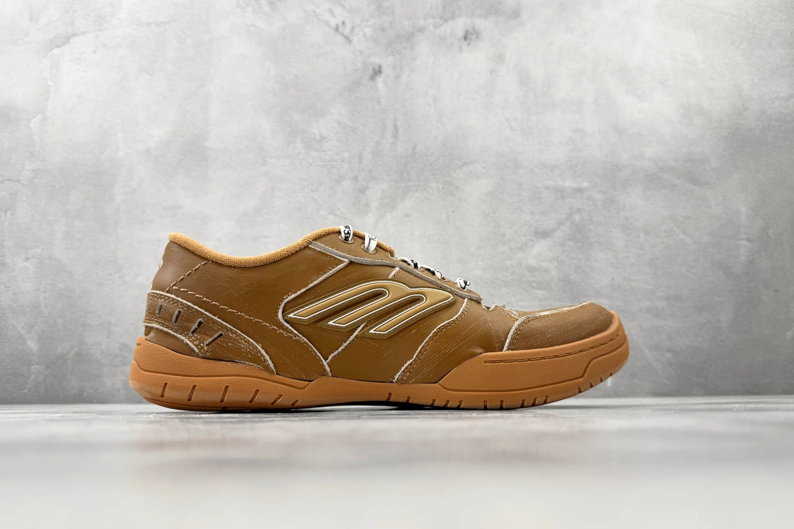 Balenciaga Hamptons Medium Worn-Out Sneaker Camel · 841765WCURS2200