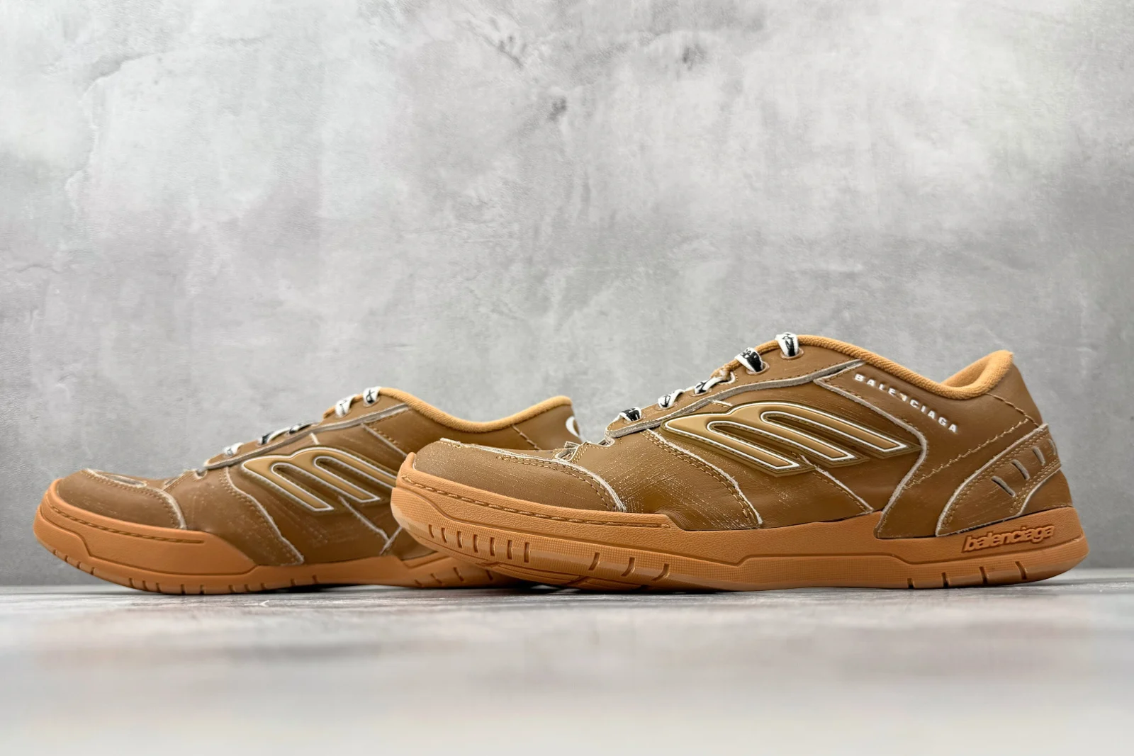 Balenciaga Hamptons Medium Worn-Out Sneaker Camel · 841765WCURS2200