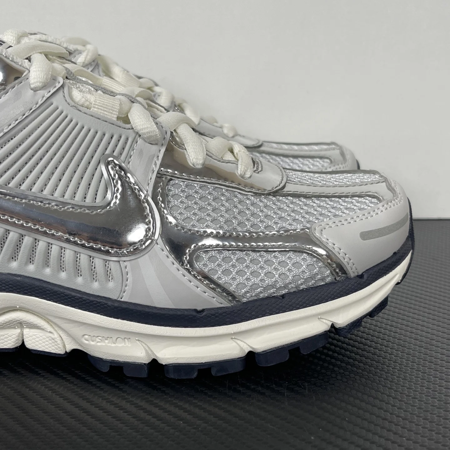 Nike Zoom Vomero 5 Photon Dust / Gridiron / Sail / Chrome · FD0884-025