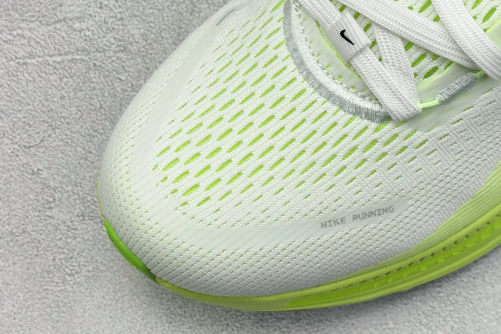 Nike Vomero 18 Women · White / Electric Green / Volt / Black · HM6804-102