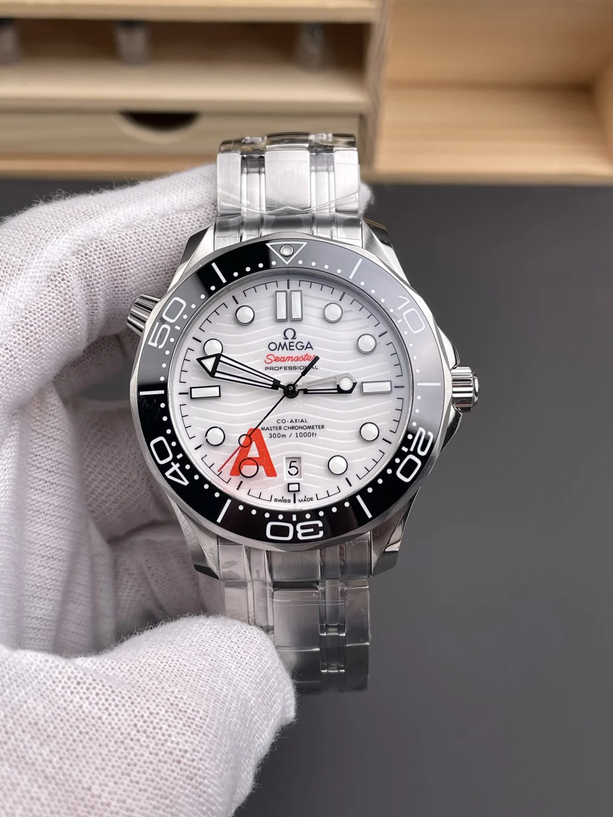 Omega Seamaster Diver 300M 42 mm White Dial Steel Bracelet White dial / steel bracelet · 210.30.42.20.04.001