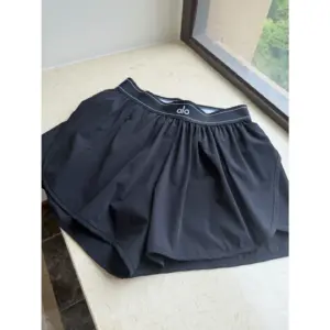 Alo Match Point Short Black · W6334R