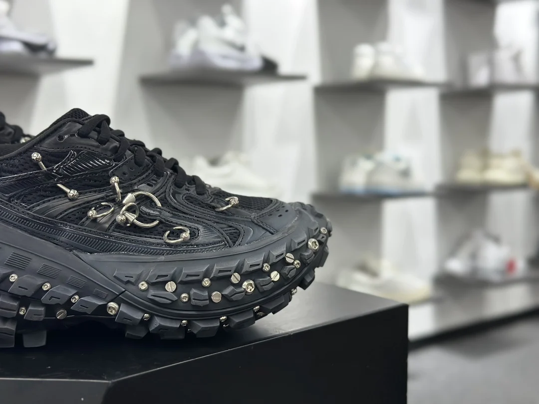 Balenciaga Bouncer Screw Sneaker Black · 685611W2RAD1081