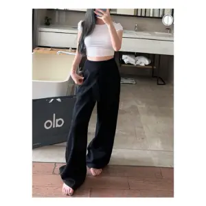 Alo Serenity Wide Leg Sweatpant Black · W54162R