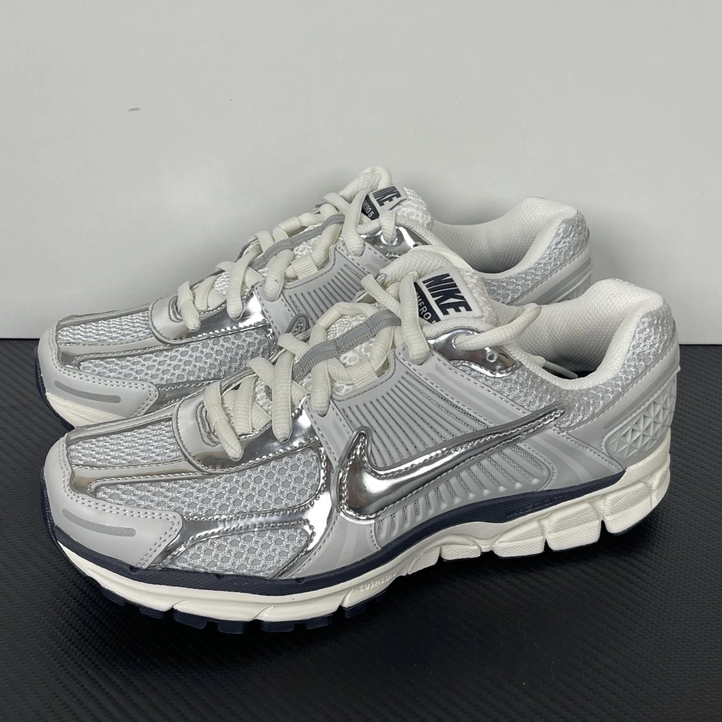 Nike Zoom Vomero 5 Photon Dust / Gridiron / Sail / Chrome · FD0884-025