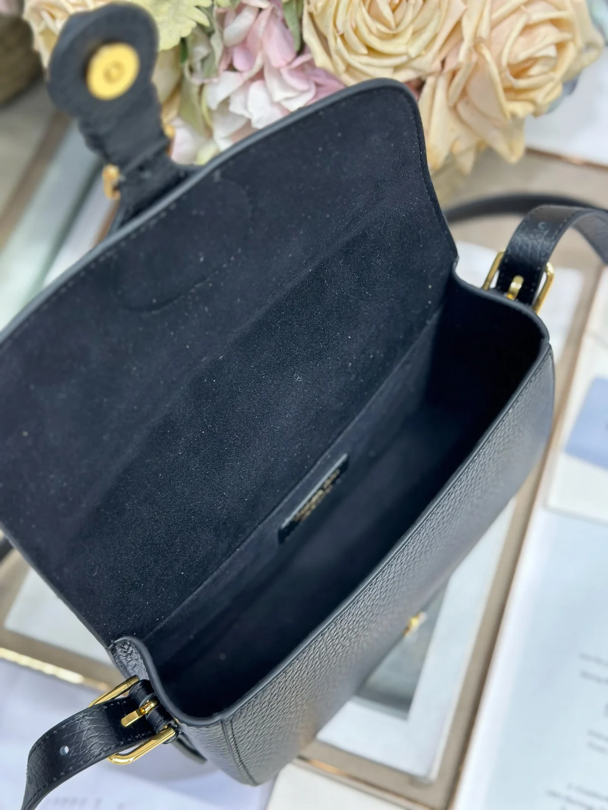Medium Dior Bobby Bag Black Grained Calfskin · M9337USKU_M900