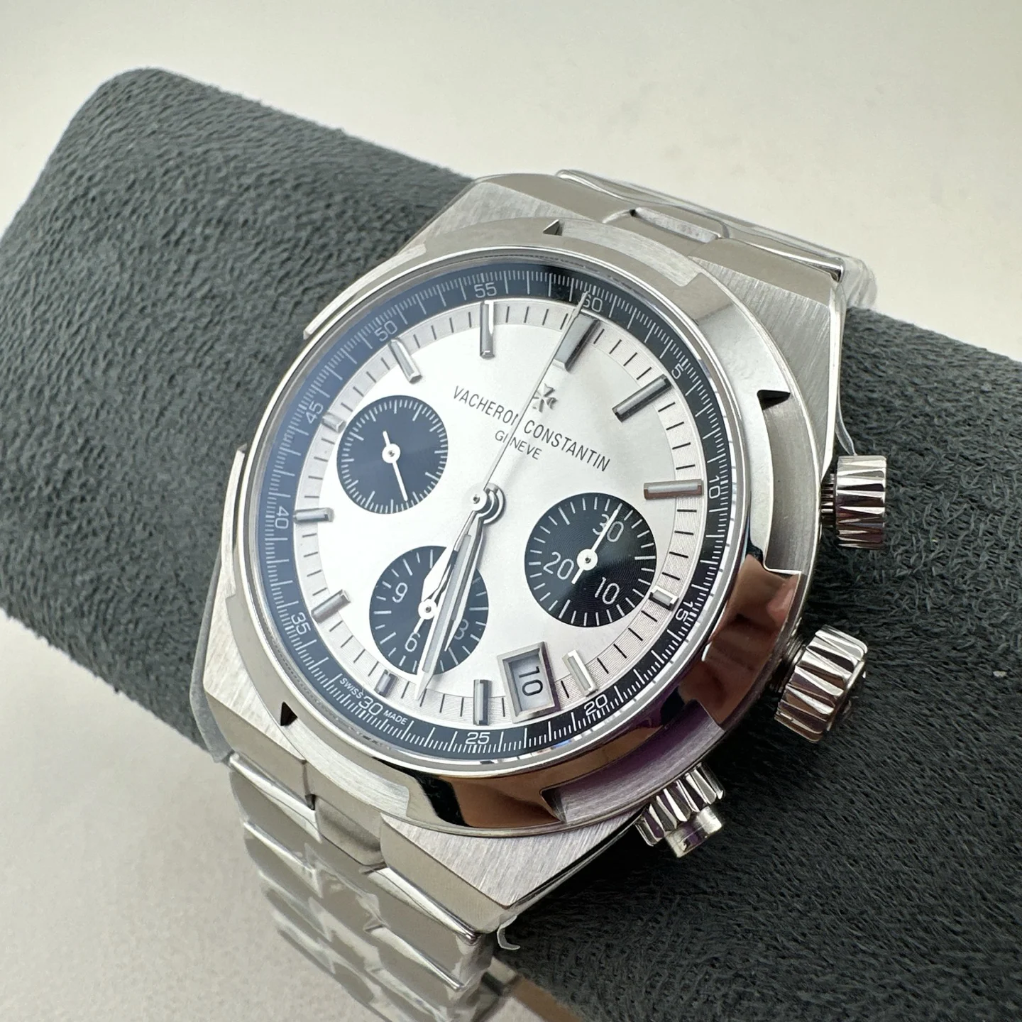 Vacheron Constantin Overseas Chronograph 5500V Watch Silver dial black counters steel bracelet · 5500V/110A-B686